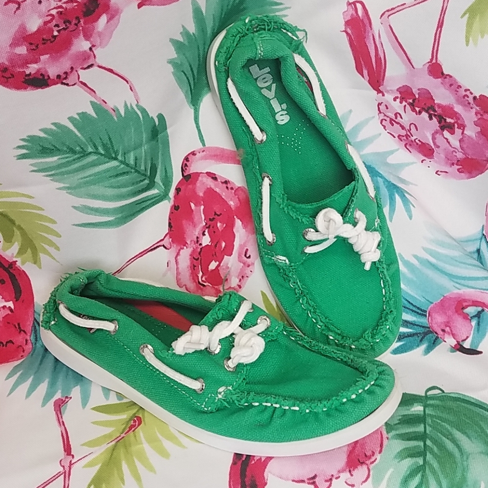 T) Boat shoes